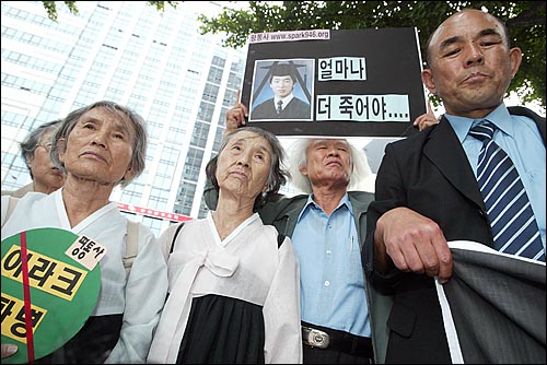 망연자실한 표정으로 집회에 참석한 시민들. 